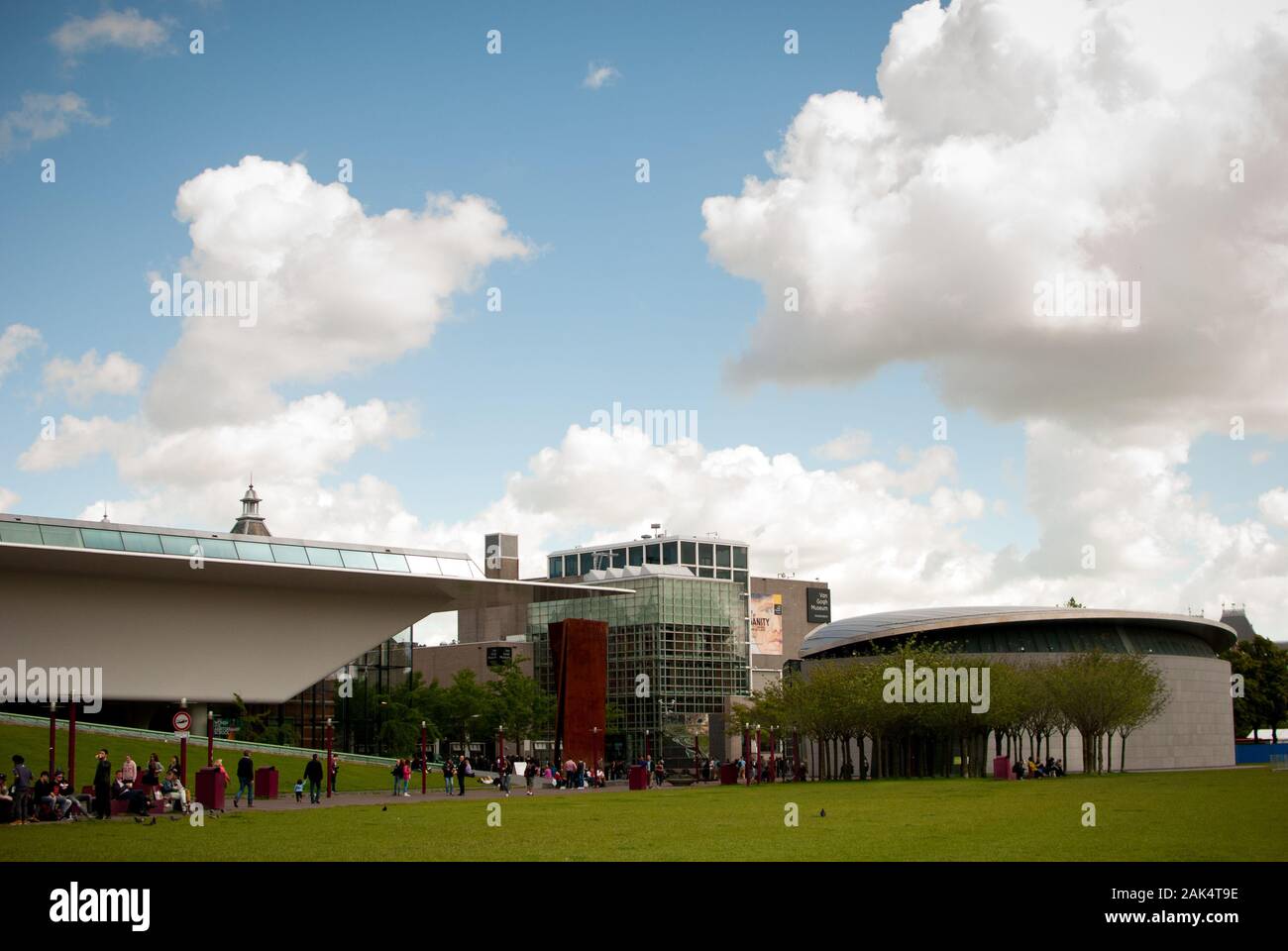 Stedelijk Museum in Amsterdam und Gebäude und Leute um es herum Stockfoto