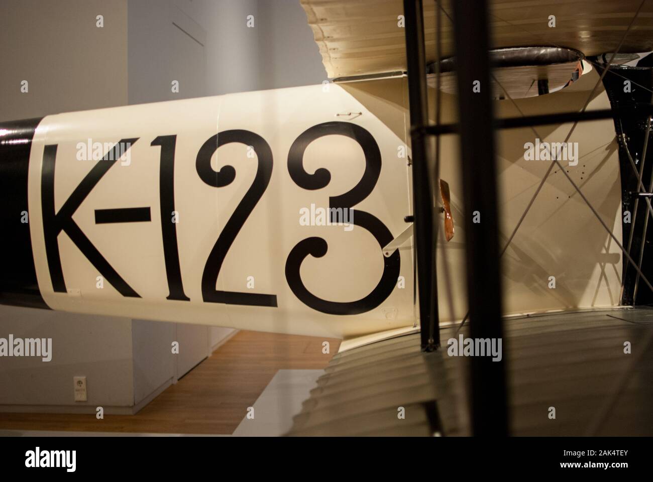 Altes Flugzeug in einem Museum ausgestellt Stockfoto