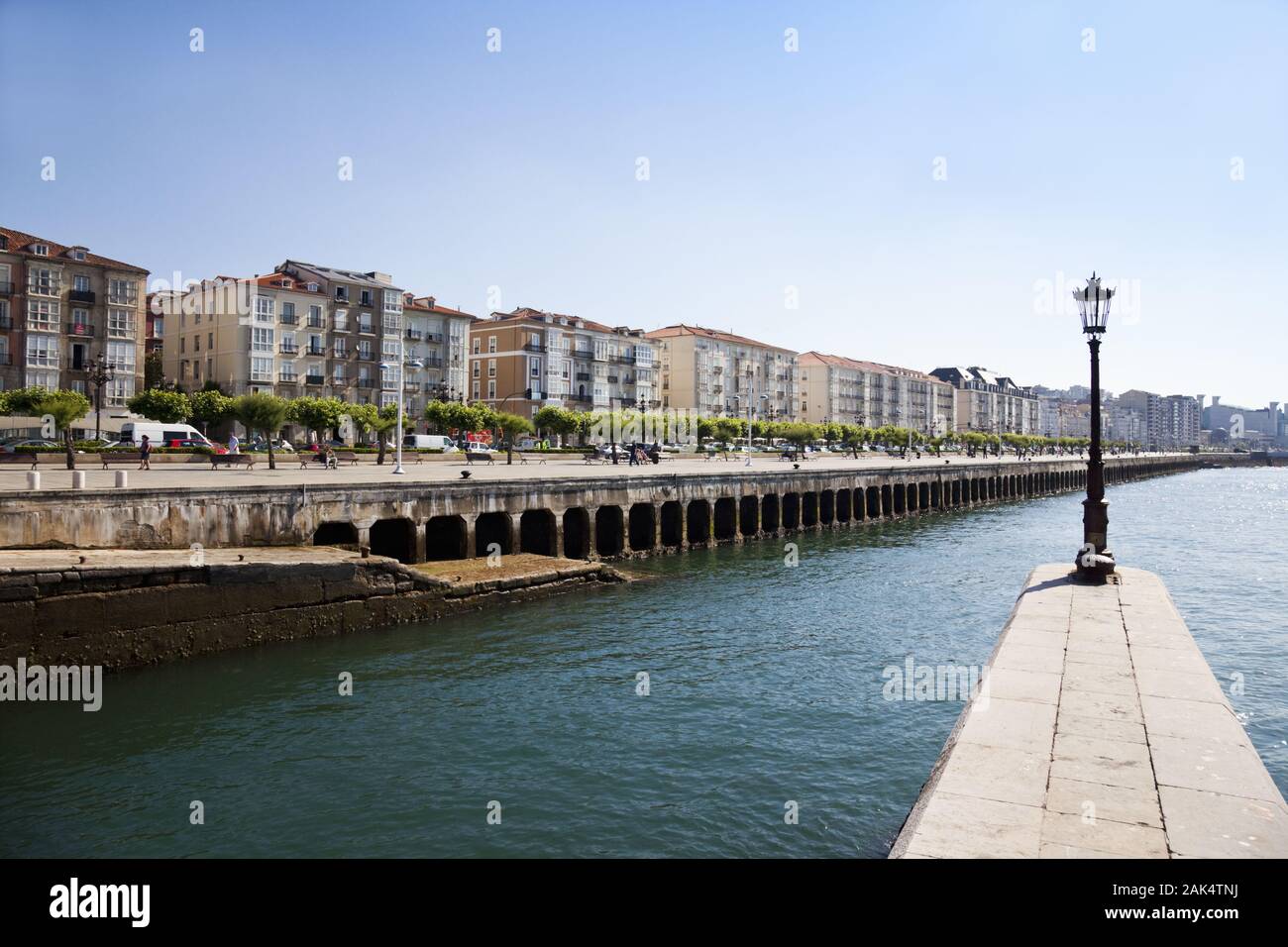 Santander: Uferpromenade (Paseo de La Pereda) am Hafen, Spanien Norden | Verwendung weltweit Stockfoto