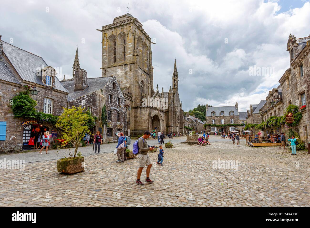 Locronan ist eine Gemeinde in der Bretagne im Nordwesten Frankreichs, mit einer Bevölkerung und ist Mitglied der Les Plus beaux villages de France. Stockfoto