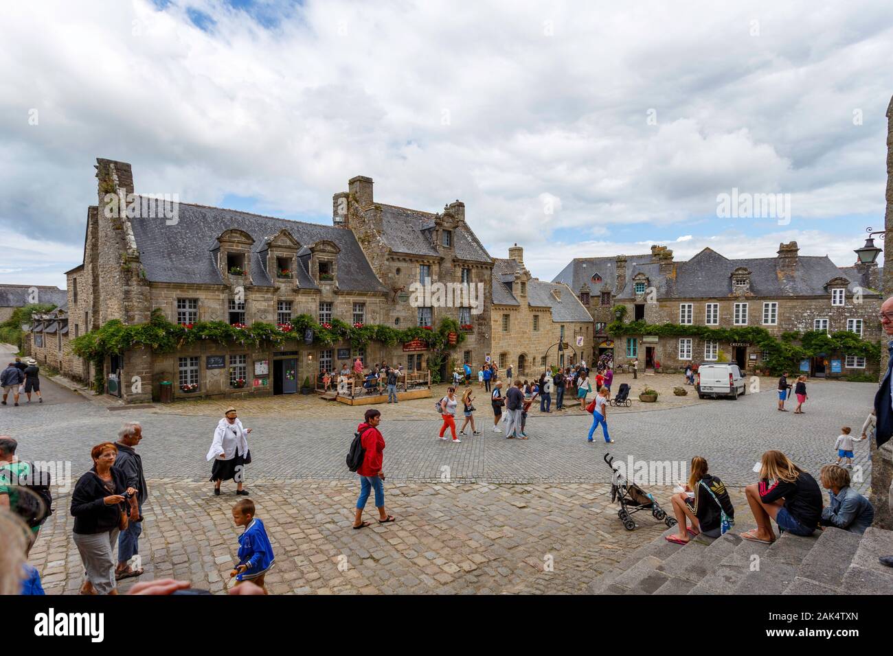 Locronan ist eine Gemeinde in der Bretagne im Nordwesten Frankreichs, mit einer Bevölkerung und ist Mitglied der Les Plus beaux villages de France. Stockfoto