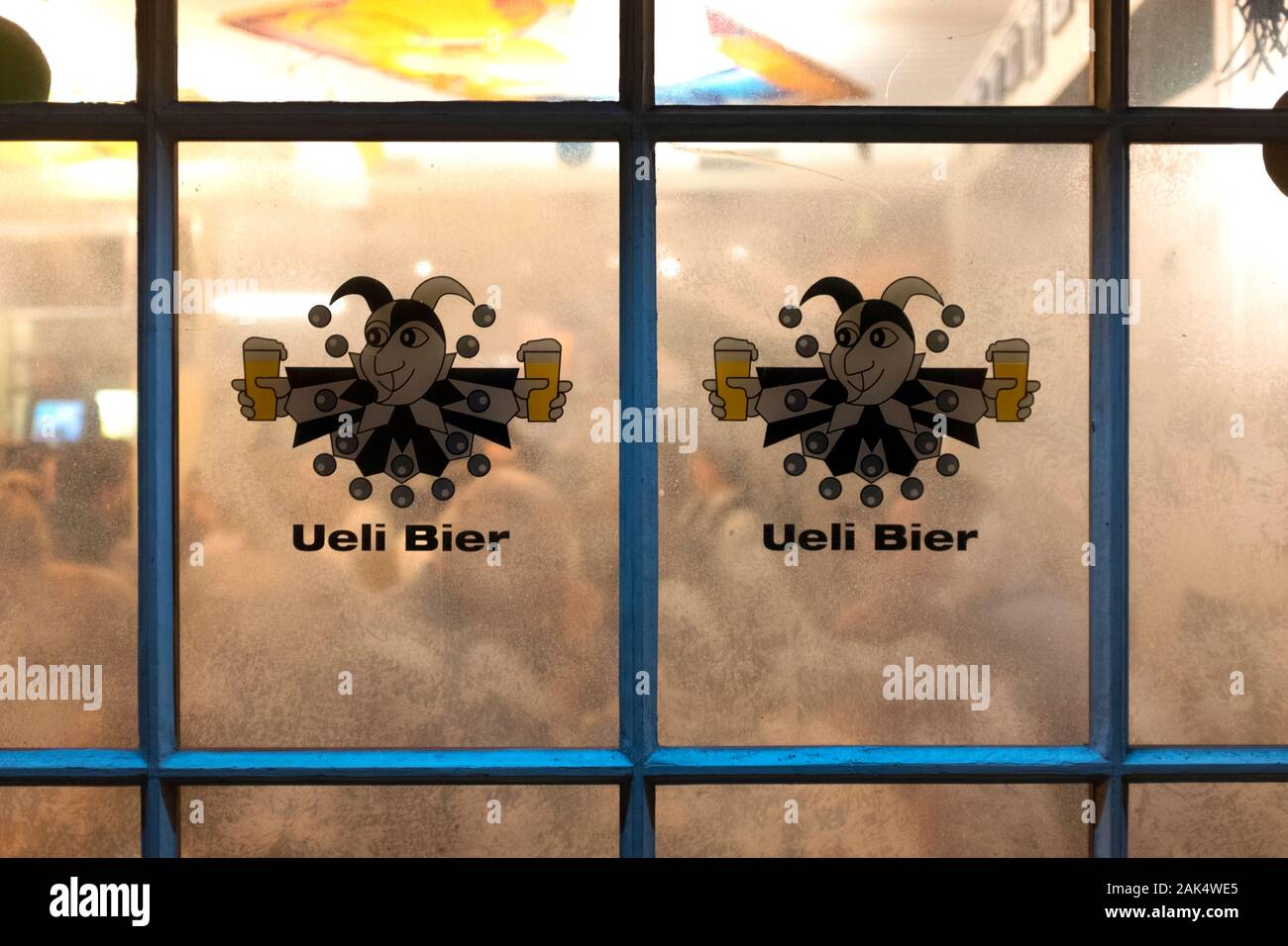 Die Menschen feiern Karneval von Basel in einer Bar im Kleinbasel, 2019 (Basel, Schweiz) Stockfoto