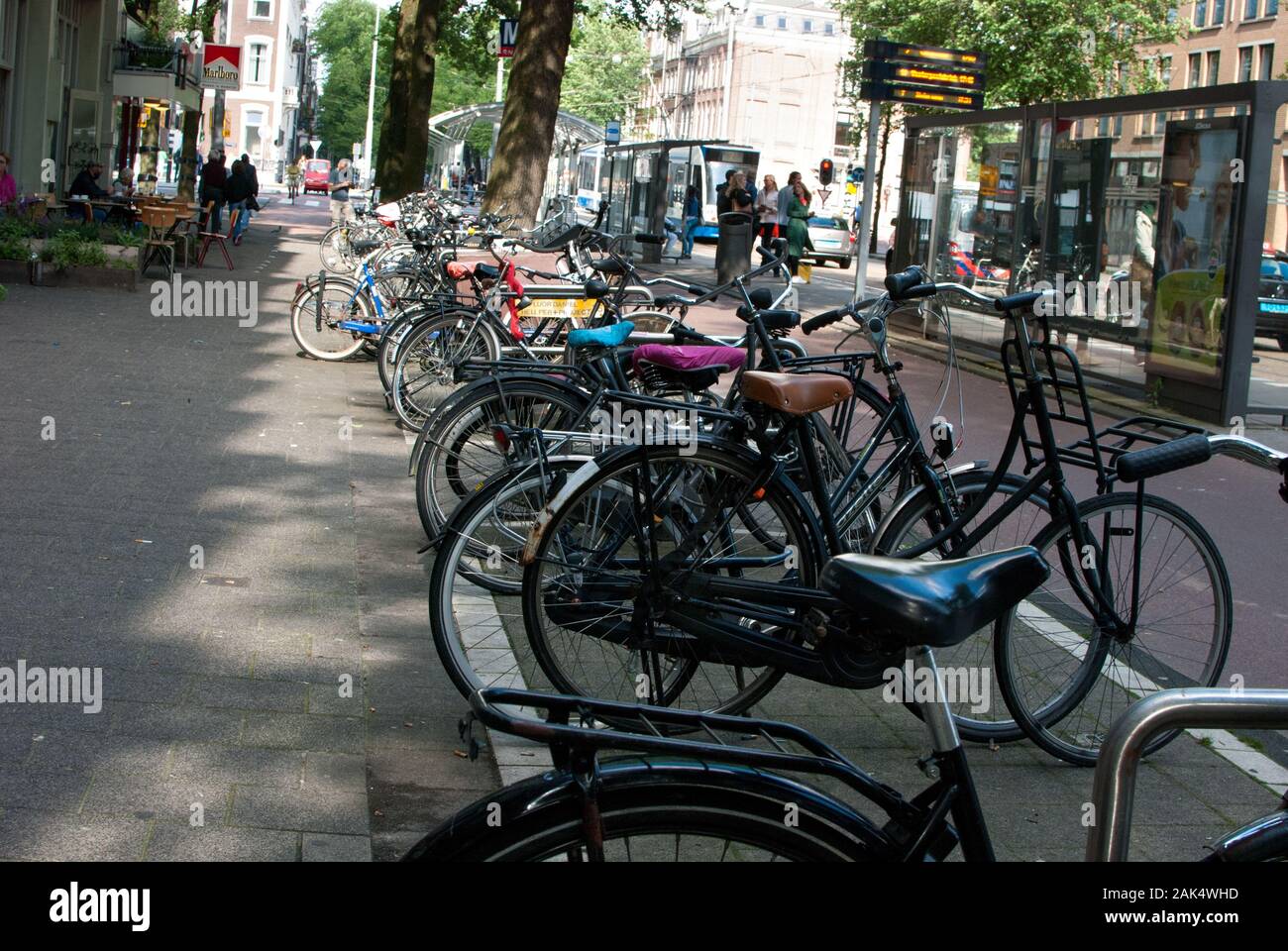 Neben einer Bushaltestelle geparkte Fahrräder Stockfoto