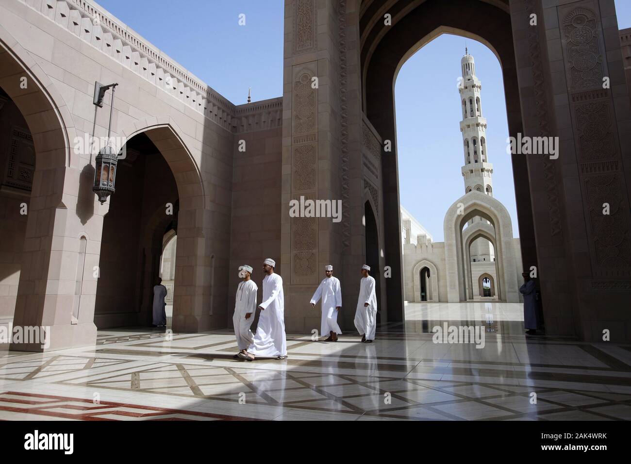 Sultanat Oman: Koranschueler in der Sultan-Qaboos-Moschee in Muscat, Dubai | Verwendung weltweit Stockfoto