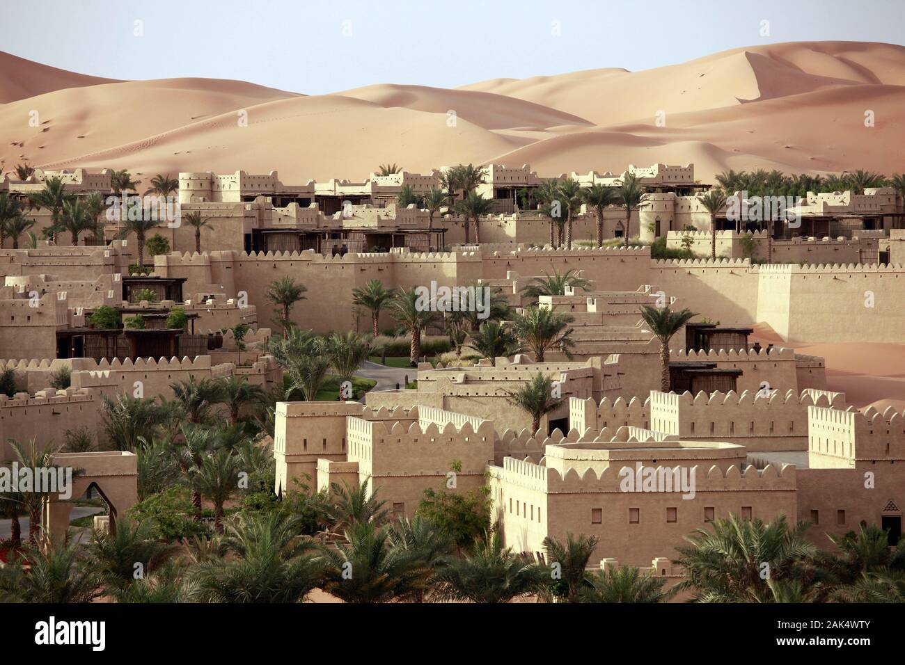 Abu Dhabi: "Qasr Al Sarab Desert Resort by Anantara' in der Liwa Oase, Dubai | Verwendung weltweit Stockfoto