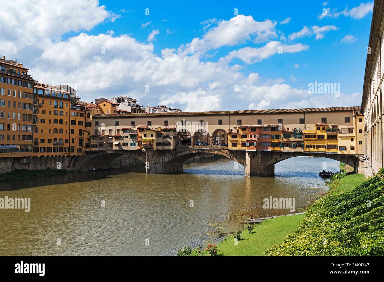 Der Ponte Vecchio über den Arno in Florenz, Toskana, Italien. Stockfoto