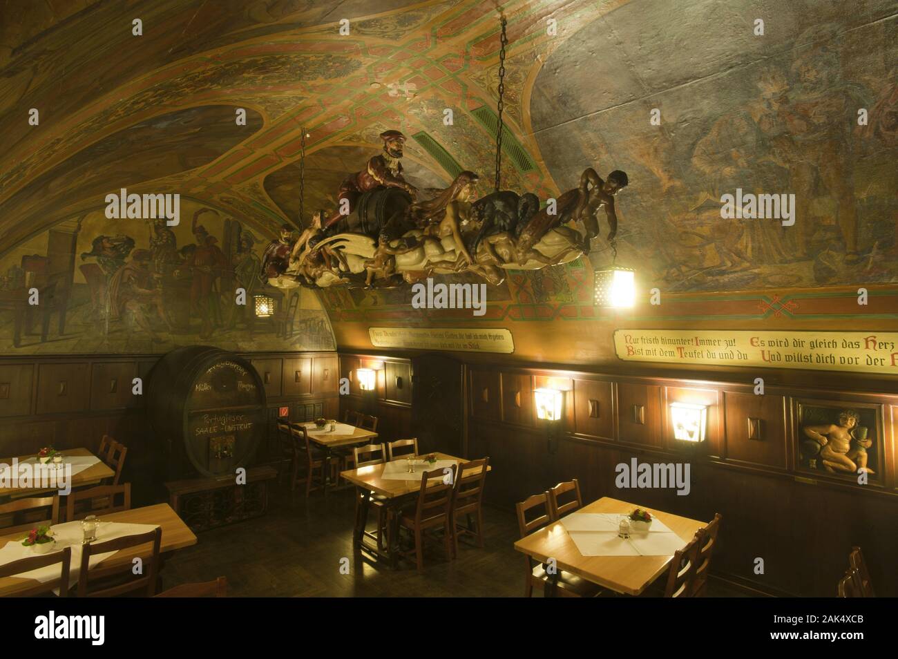 "Auerbachs Keller" in der Maedlerpassage: Dr. Faustus Fassritt, die bekannte Szene aus dem Faust I von Johann Wolfgang von Goethe, Leipzig | Verwendung wor Stockfoto