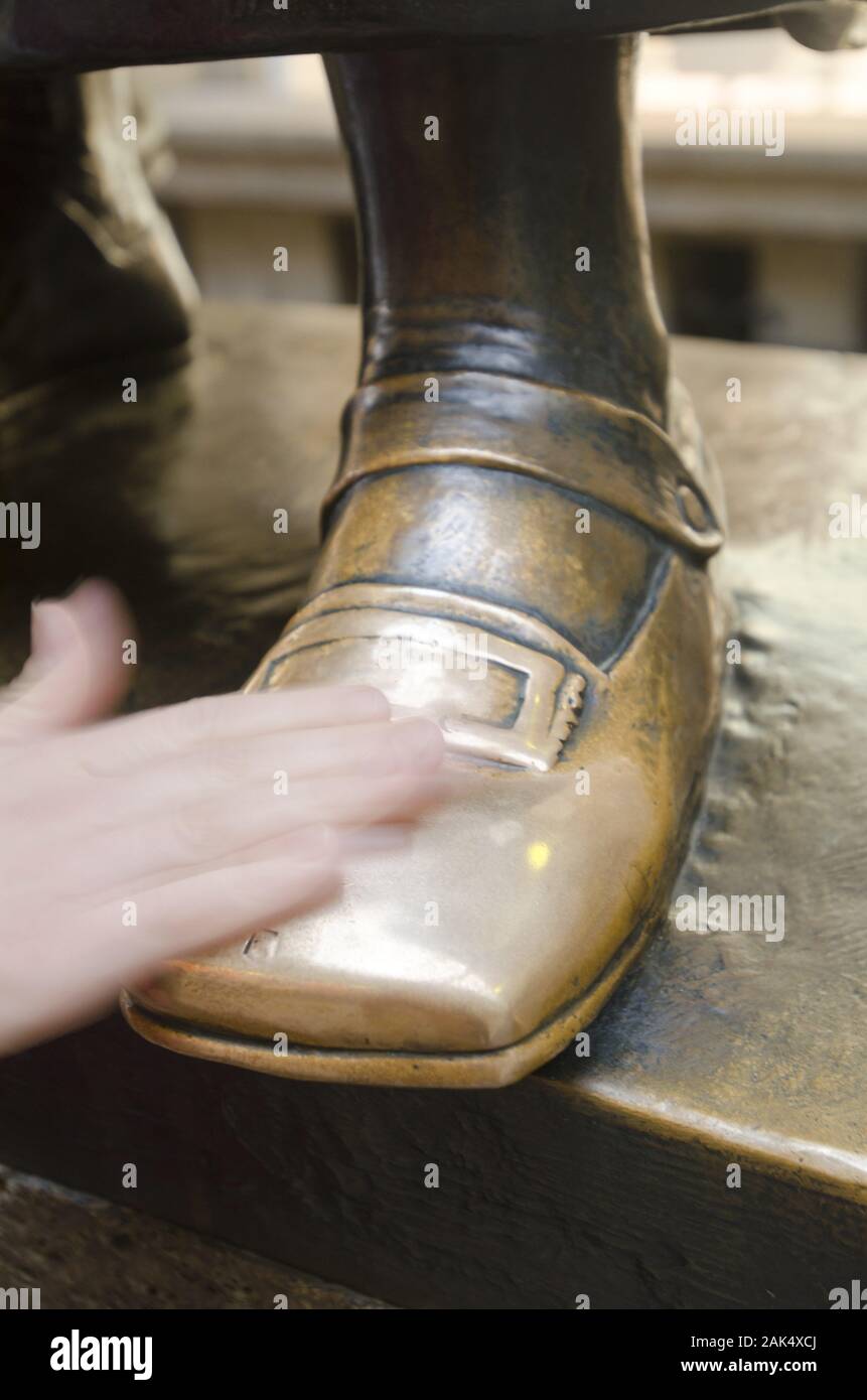 Bronzegruppe Faust und Mephisto vor "Auerbachs Keller" in der Maedlerpassage: das Devastate des Fusses von Dr. Faustus soll Glück bringen..., Leipzig Stockfoto