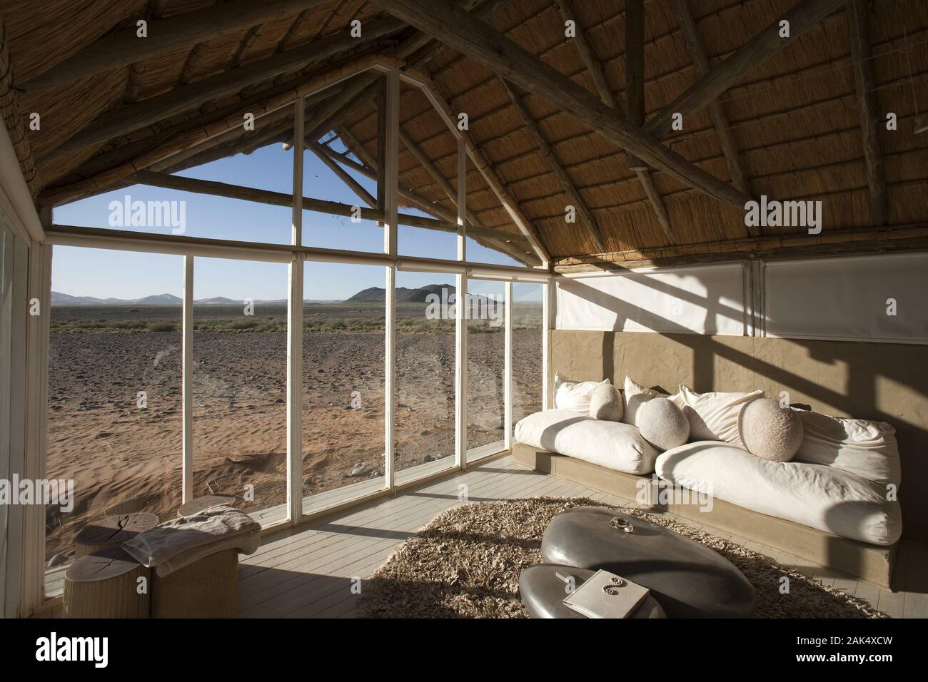 Sossusvlei: Innenaufnahme der Lodge "Little Kulala 'am Rande der Namib-Wüste, Namibia | Verwendung weltweit Stockfoto