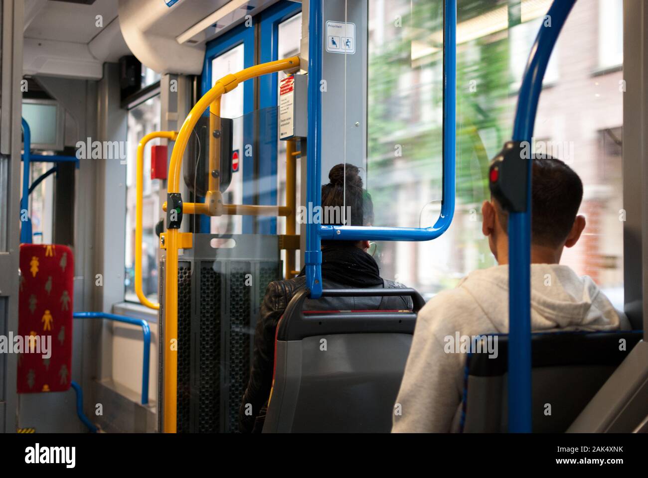 Die Leute im Bus gehen irgendwo hin und schauen durch das Fenster Stockfoto