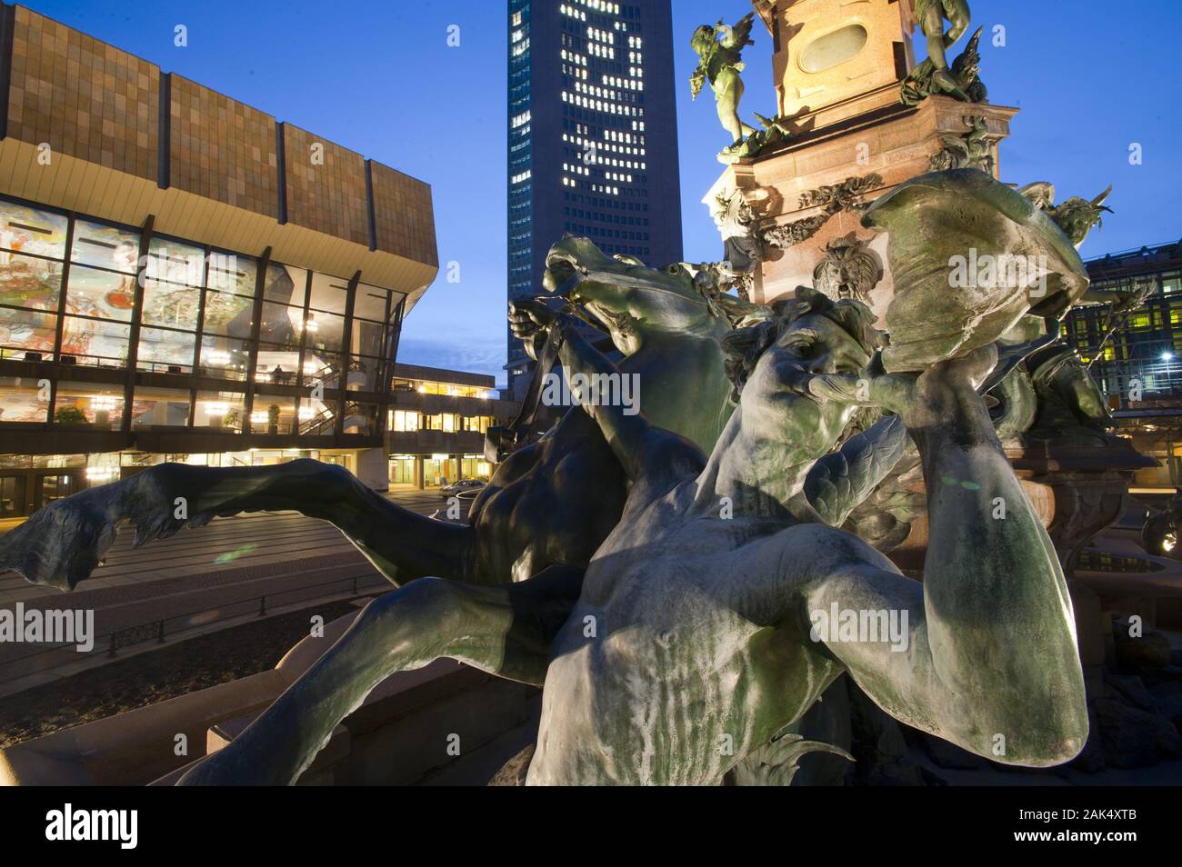 Der Augustusplatz (ehemals Karl-Marx-Platz) mit Mendebrunnen, City-Hochhaus und Gewandhaus, Leipzig | Verwendung weltweit Stockfoto