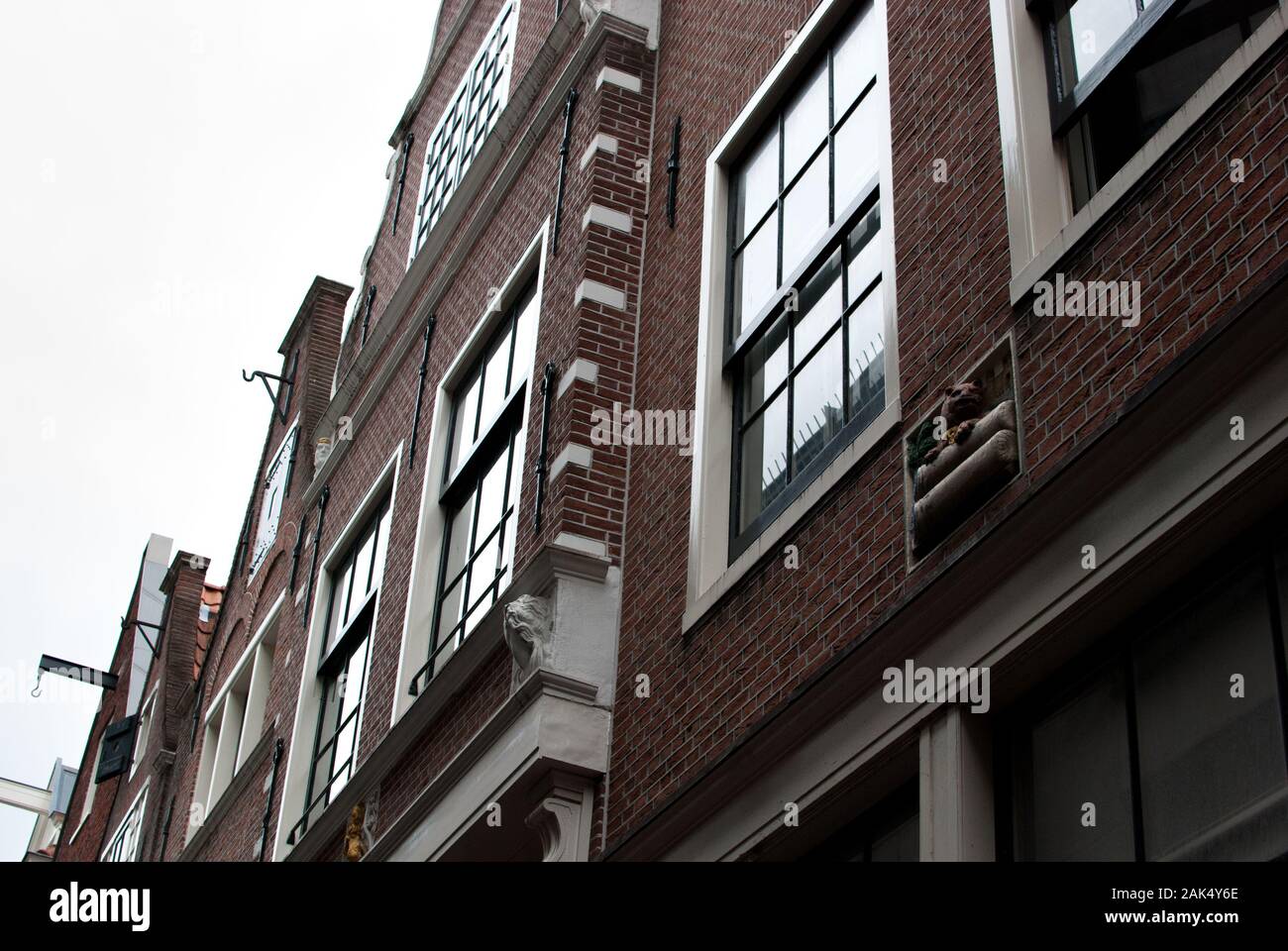 Gebäude in der Amsterdamer Fassade mit einer Nagetierskulptur Stockfoto