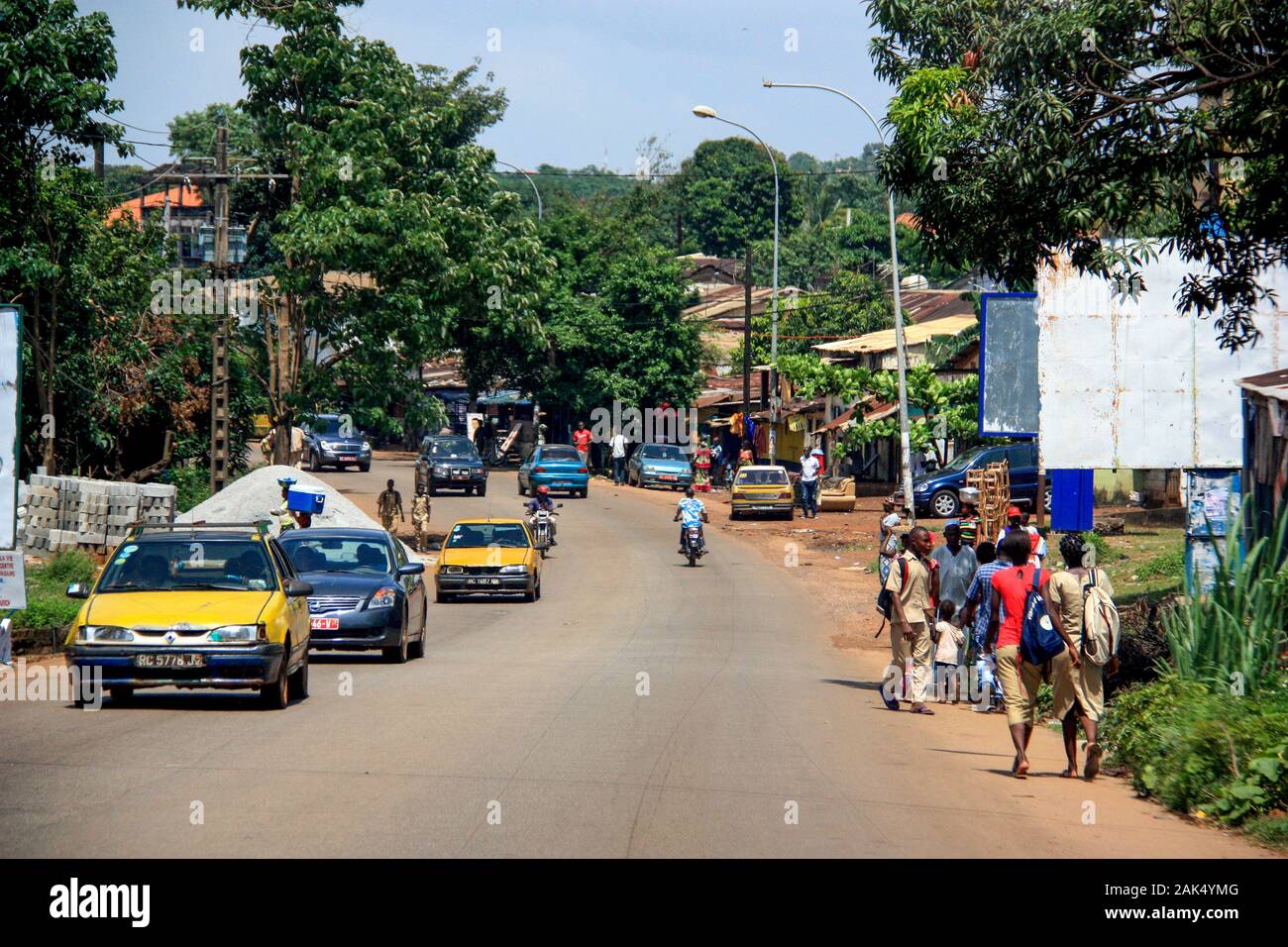 Blick auf eine typische Straße im Zentrum von Conakry, Guinea, Westafrika Stockfoto