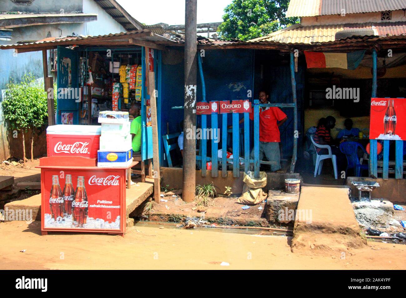 Außenansicht eines sehr einfachen Restaurants oder einer Bar neben der Feldstraße in Conakry, Guinea, Westafrika Stockfoto
