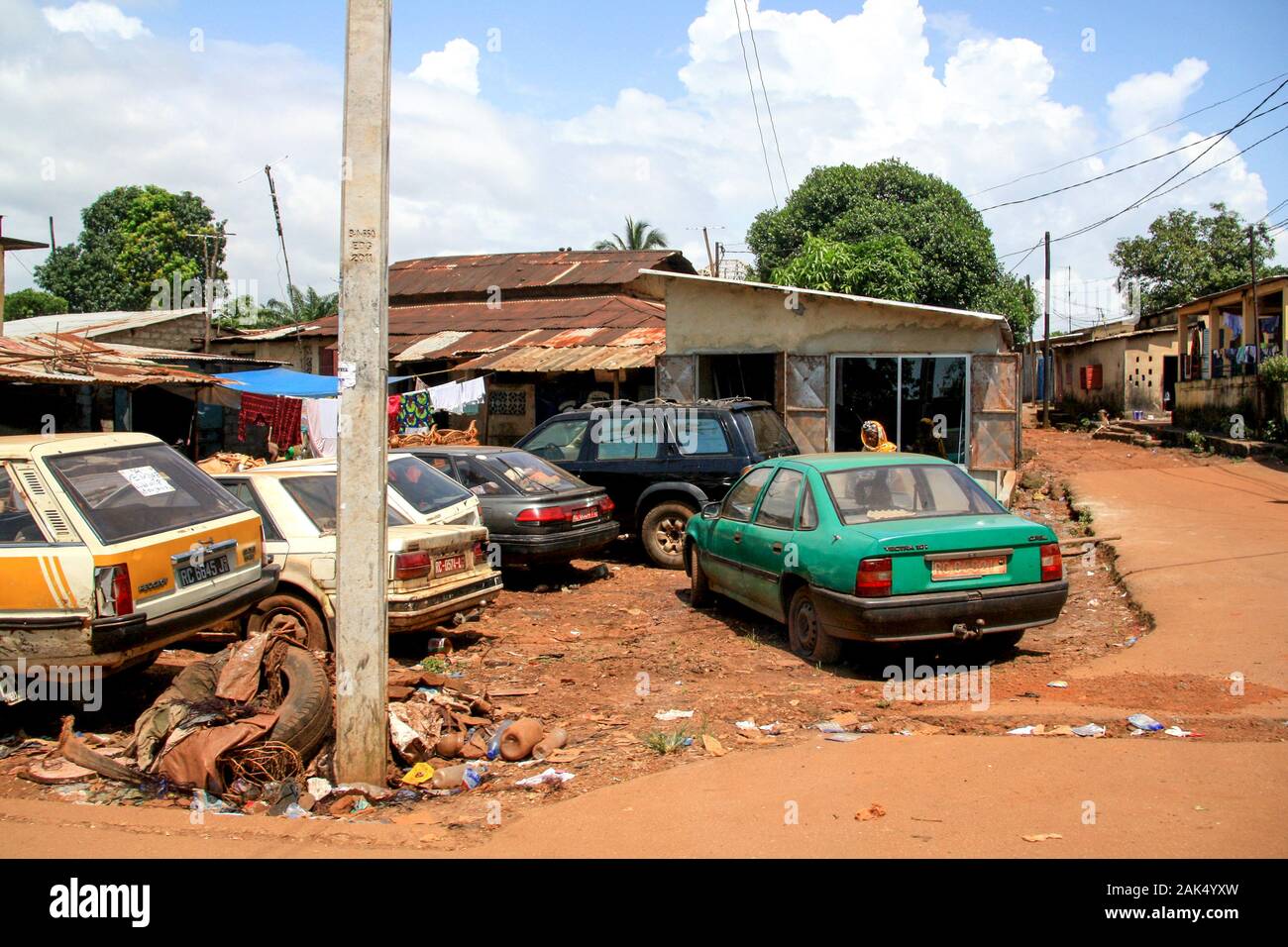 Blick auf einen chaotischen Bauhof in Conakry, Guinea, Westafrika Stockfoto