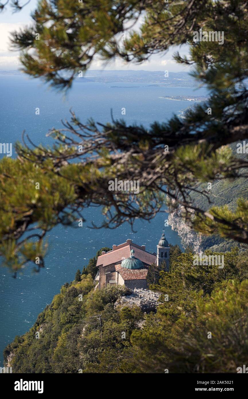 Blick auf die Kirche Madonna di Monte Castello in Tignale, Gardasee | Verwendung weltweit Stockfoto