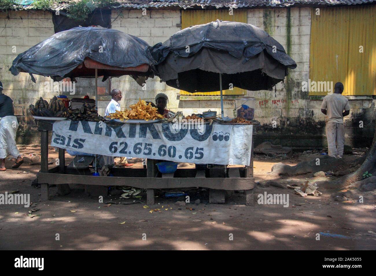 Blick auf einen sehr einfachen Lebensmittelstall neben der Straße in Conakry, Guinea, Westafrika Stockfoto