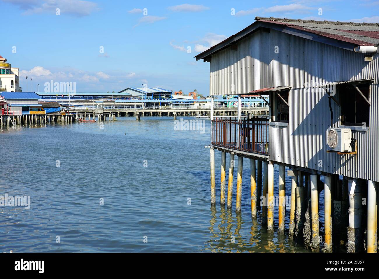 GEORGE TOWN, Penang, Malaysia - 6 Dec 2019 - Blick auf das Kauen Clan Steg am Wasser im historischen Georgetown, Penang, Malaysia, einem UNESCO-Ihr Stockfoto
