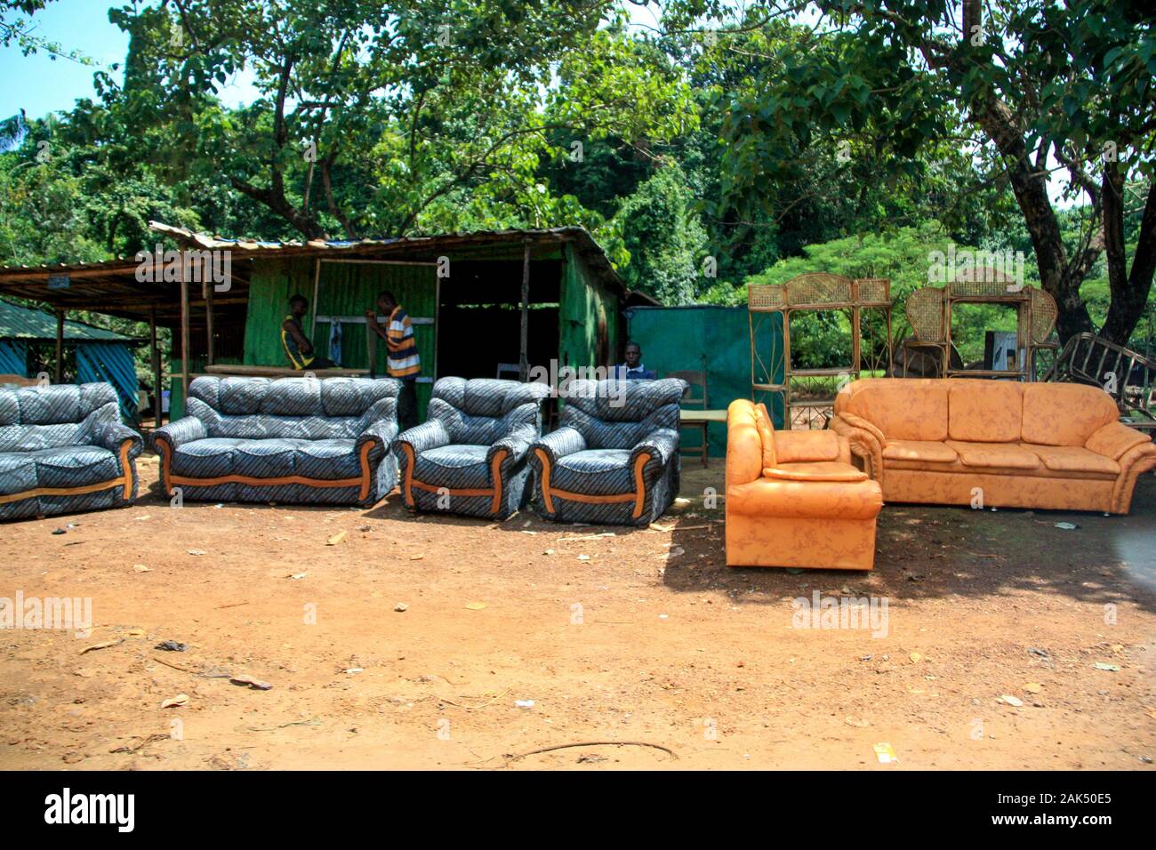 Typisches Outdoor-Möbelhaus mit Sofas und Stühlen in Conakry, Guinea, Westafrika Stockfoto