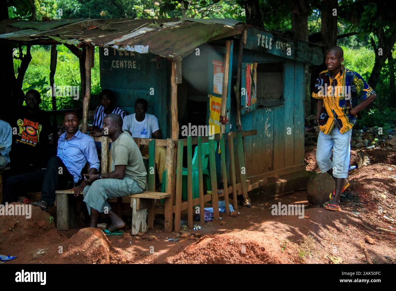 Eine Gruppe von Männern versammelt sich in einem TV-Zentrum, um Sport wie Fußball zu erleben - Conakry, Guinea, Westafrika Stockfoto