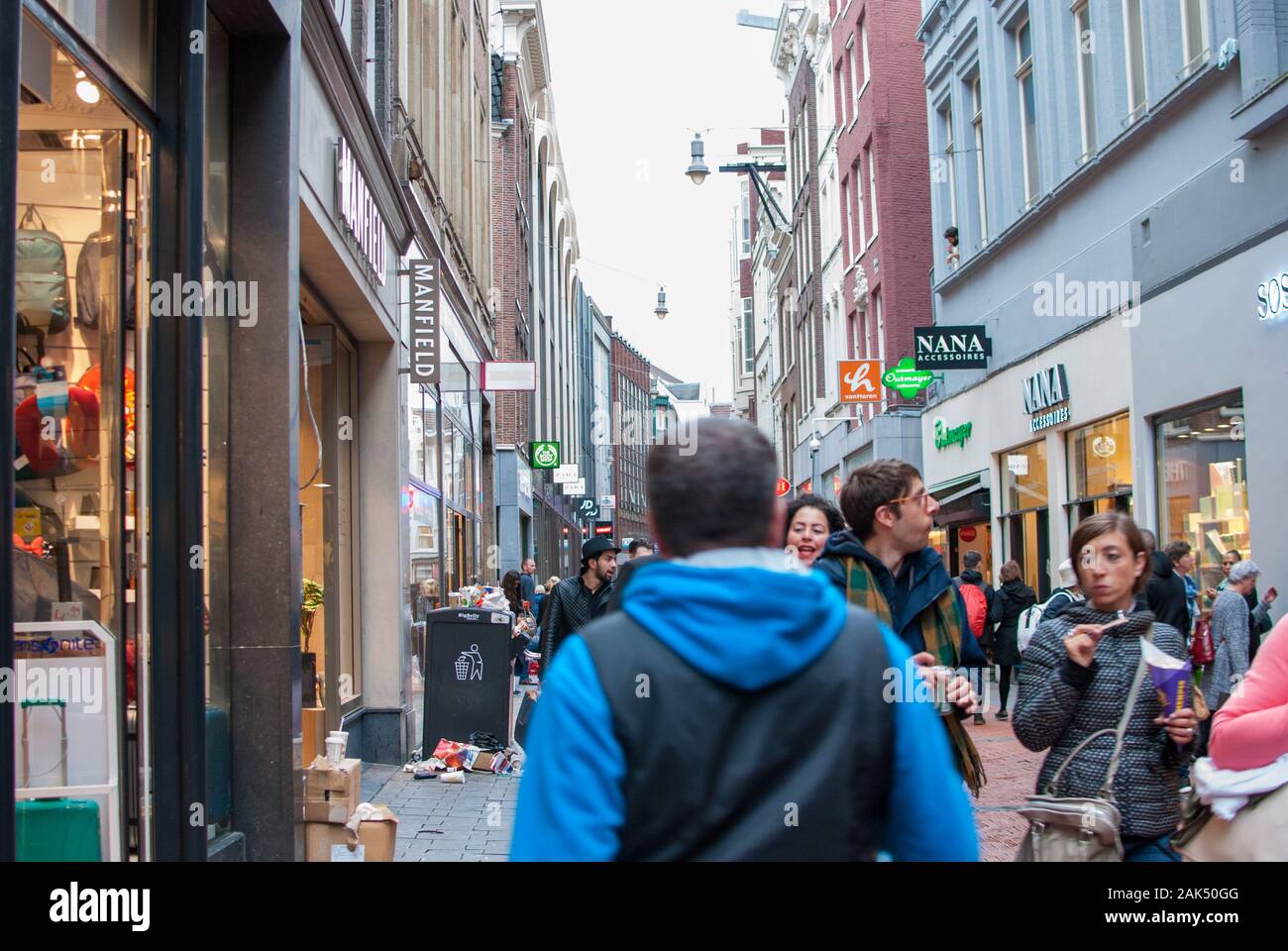 Menschen zu Fuß rund um die Innenstadt Stockfoto