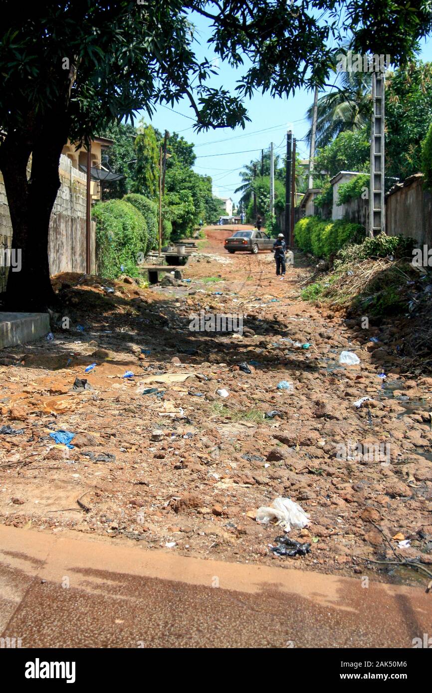 Blick auf eine typische Straße in Conakry, Guinea, Westafrika, voller Müll und Abfall, Plastikflaschen und Plastiktüten Stockfoto