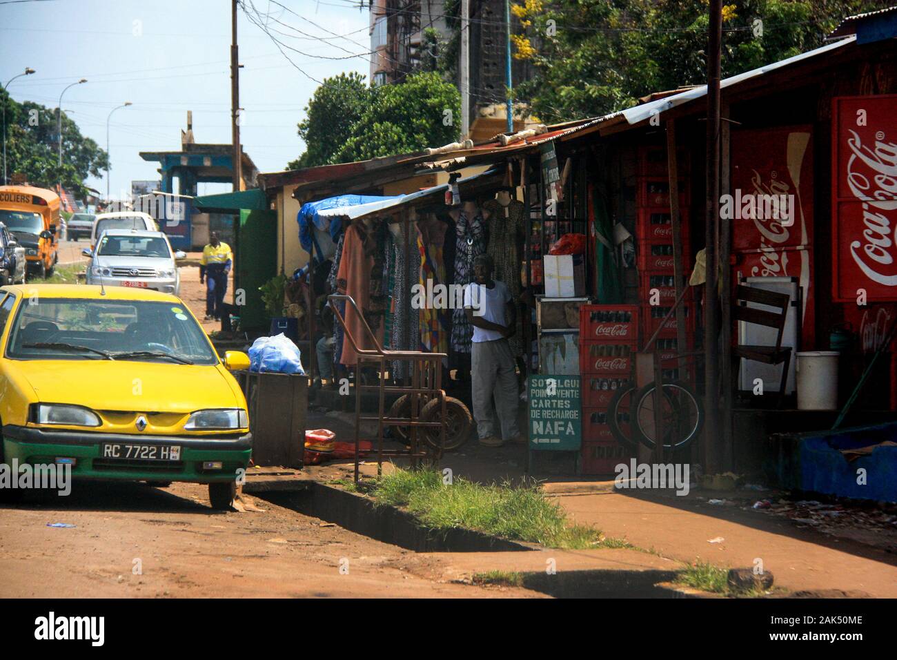 Blick auf einfache Geschäfte und Geschäfte auf der Seite der Straße in Conakry, Guinea, Westafrika Stockfoto