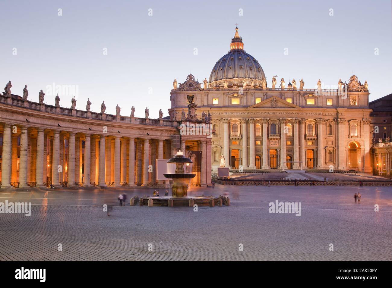 Petersplatz (Piazza di San Pietro) mit Petersdom, konzipiert und angelegt von Gian Lorenzo Bernini, am Abend, Rom | Verwendung weltweit Stockfoto