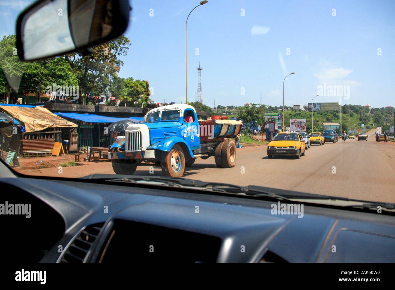 Verkehrssituation auf den Straßen von Conakry, Guinea, Westafrika, von der Innenseite eines Autos aus gesehen Stockfoto