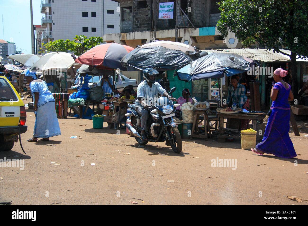 Menschen auf dem Markt auf der Seite der Feldstraße in Conakry, Guinea, Westafrika Stockfoto