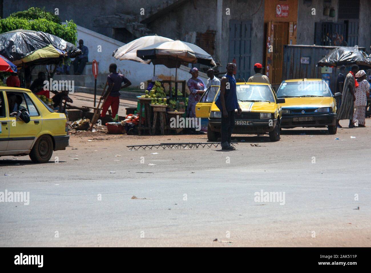 Typische Szene auf den Straßen von Conakry, Guinea, Westafrika Stockfoto