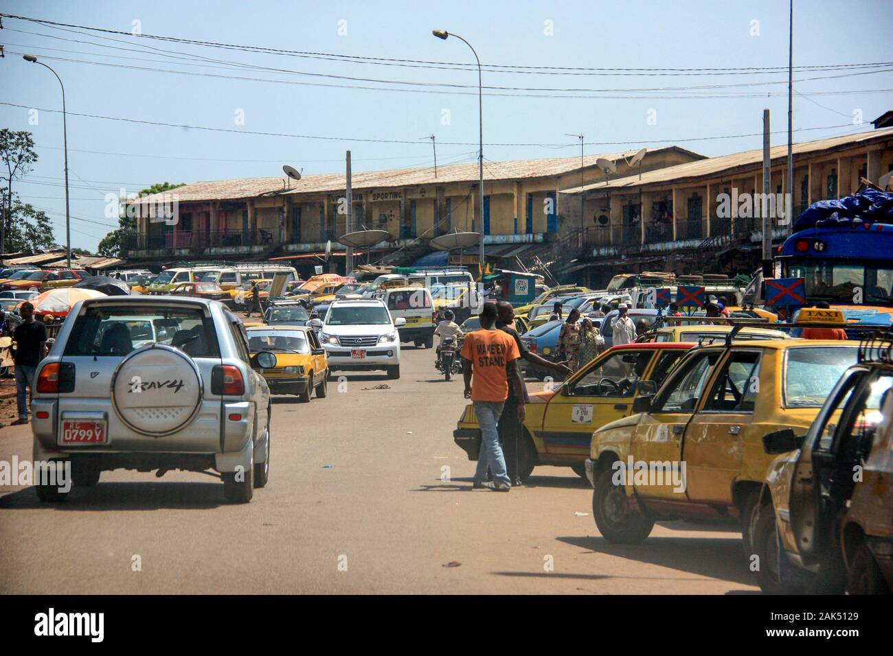 Blick auf eine belebte Straße im Stadtzentrum von Conakry, Guinea, Westafrika Stockfoto