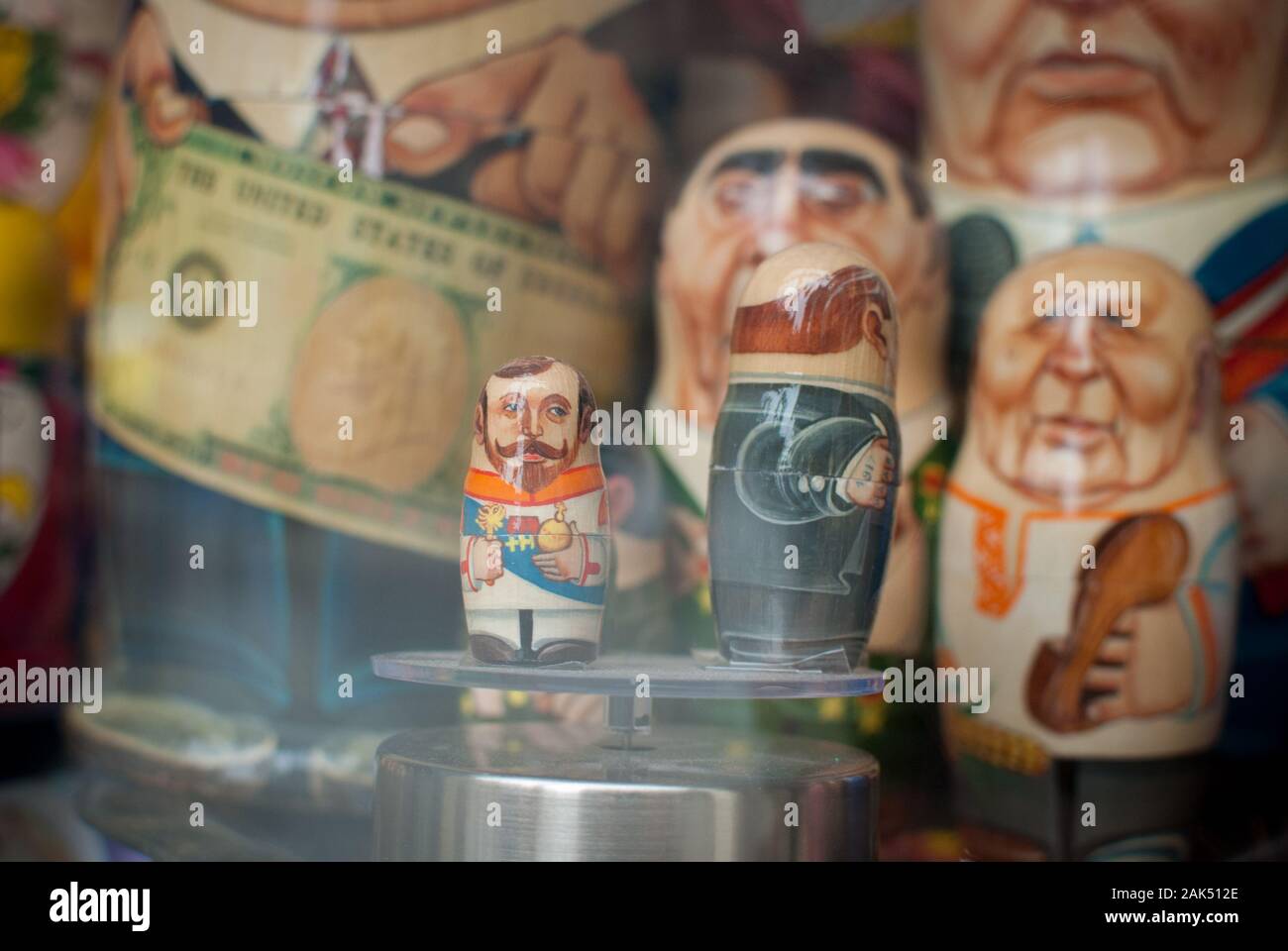 Russische Puppen von Politikern und Männern der Macht fotografierten durch ein Schaufenster Stockfoto