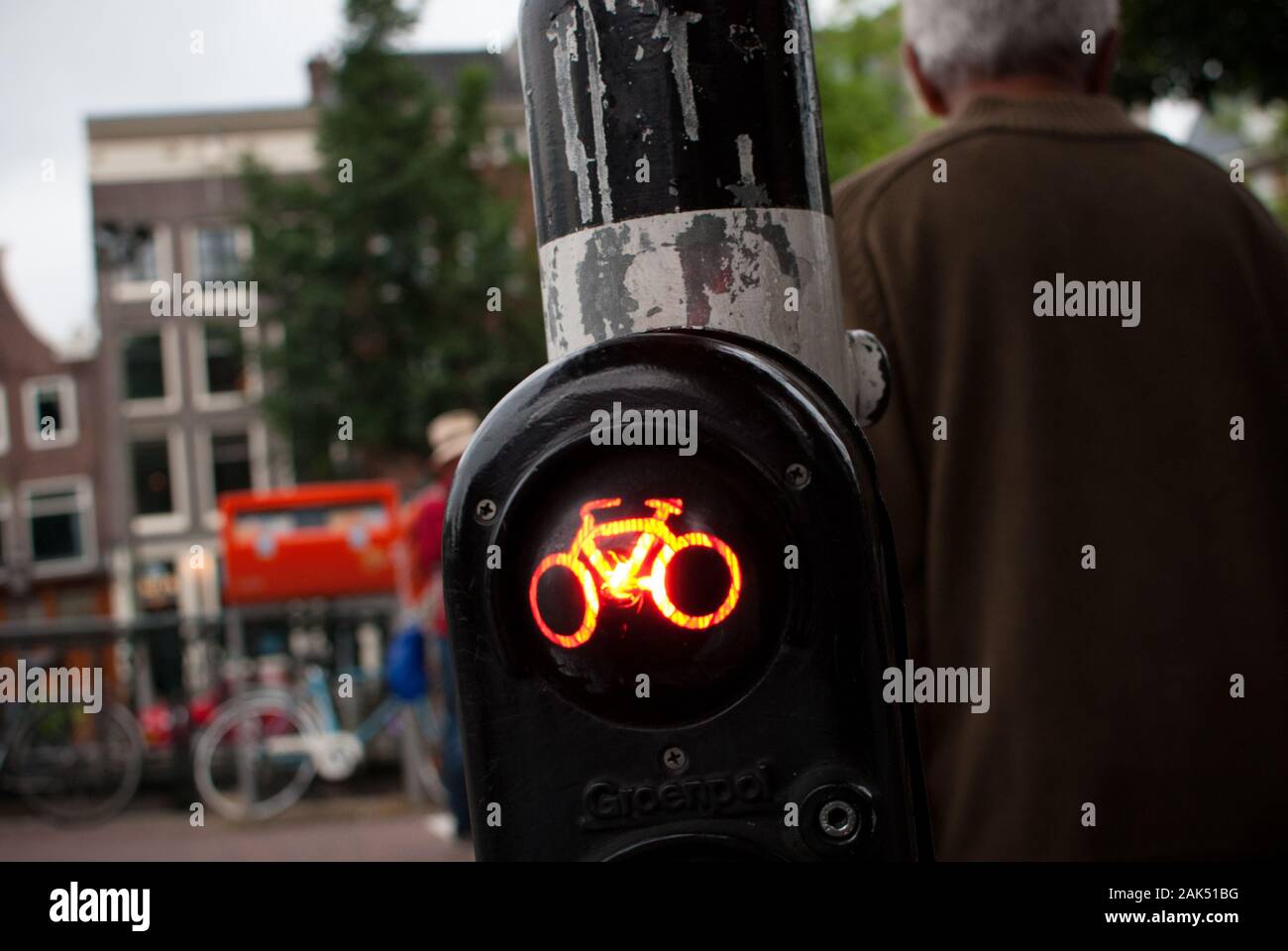 Fahrrad Ampel im Beweis, während die Menschen auf der Rückseite über die Straßen Stockfoto