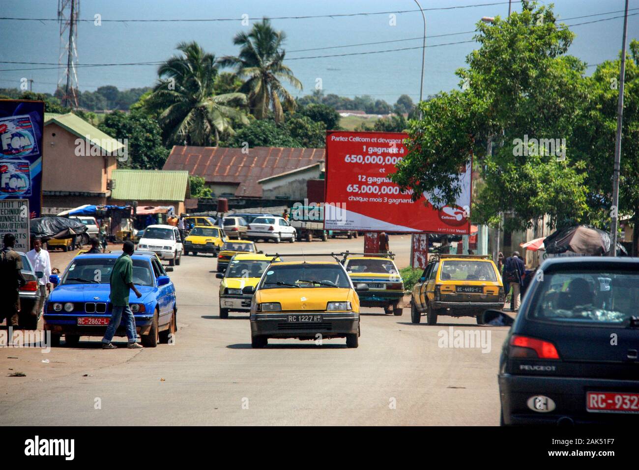 Blick auf die belebte Hauptstraße im Stadtzentrum von Conakry, Guinea, Westafrika Stockfoto