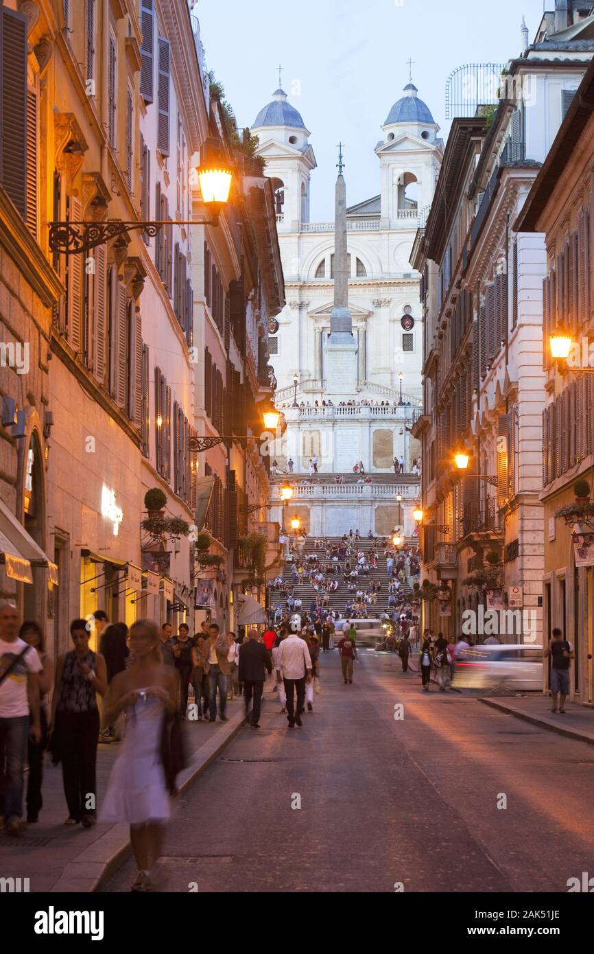 Abendstimmung in der Luxus Shopping Meile der Via dei Condotti, Rom | Verwendung weltweit Stockfoto