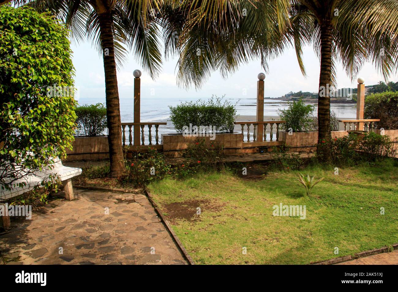 Park am Ufer des Atlantiks in Conakry, Guinea, Westafrika Stockfoto
