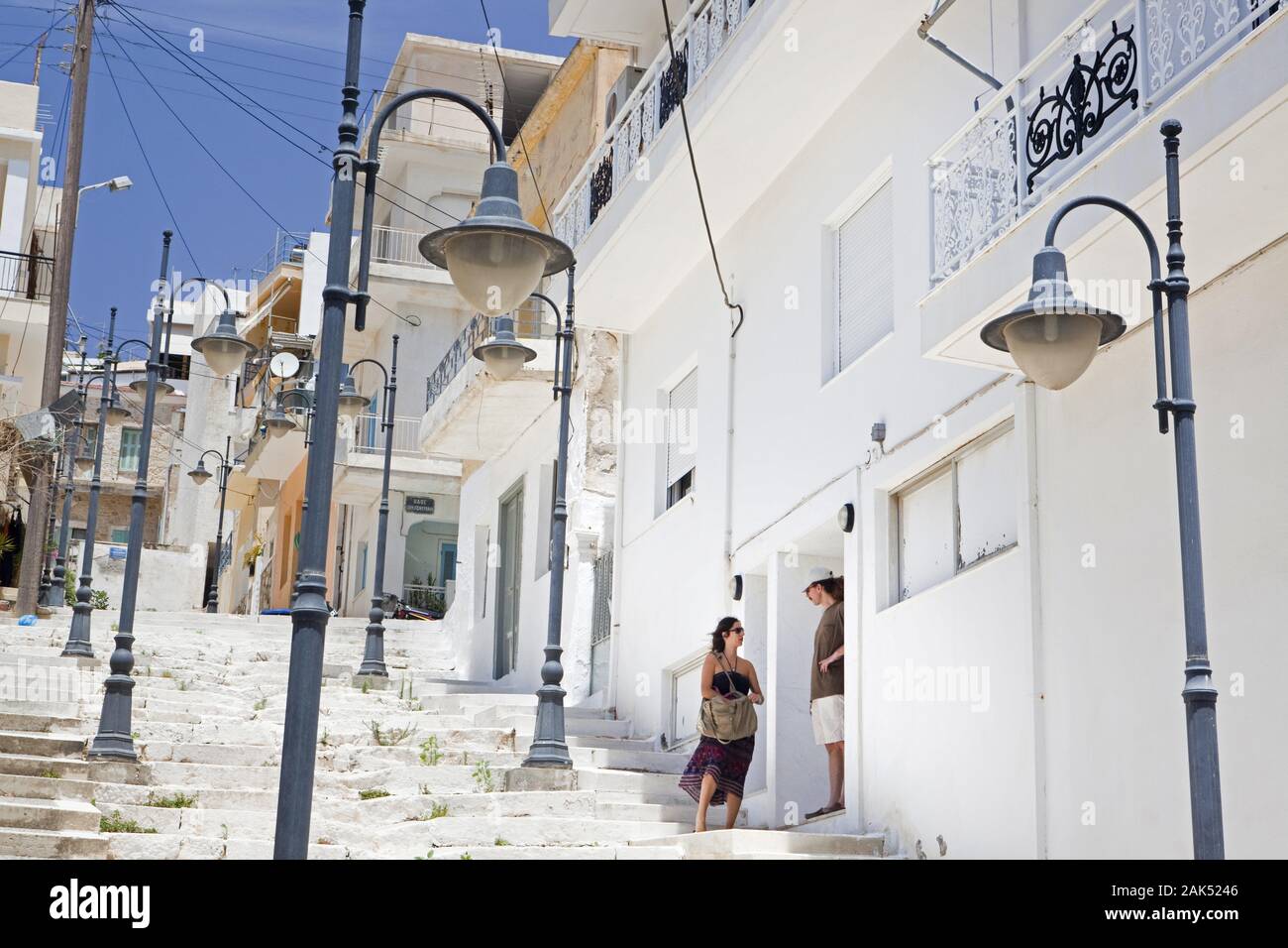 Häuserzeile in einem neueren Stadtteil von Sitías, Kreta | Verwendung weltweit Stockfoto