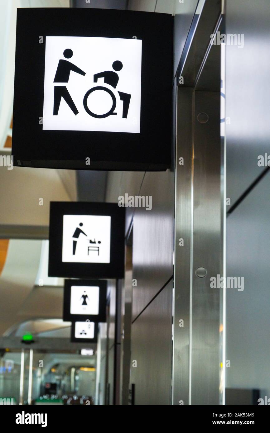 Beleuchtetes Zeichen für eine behinderte/wc Anlage in Hamad Flughafen, Katar Stockfoto