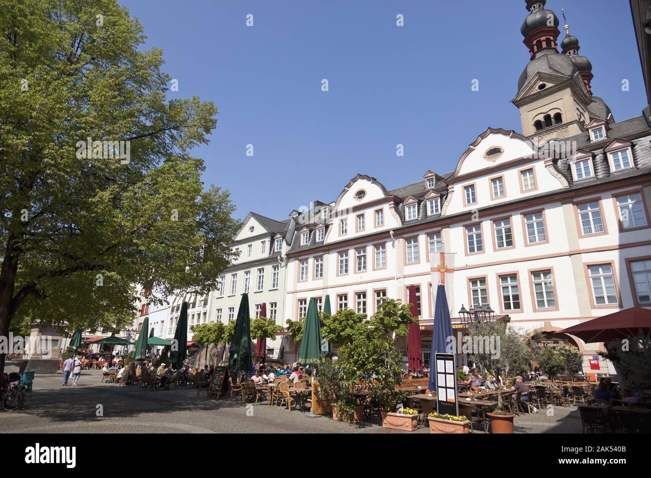 Koblenz: Klassizistische Haueser mit Cafés und Restaurants "Am Plan", Mosel | Verwendung weltweit Stockfoto