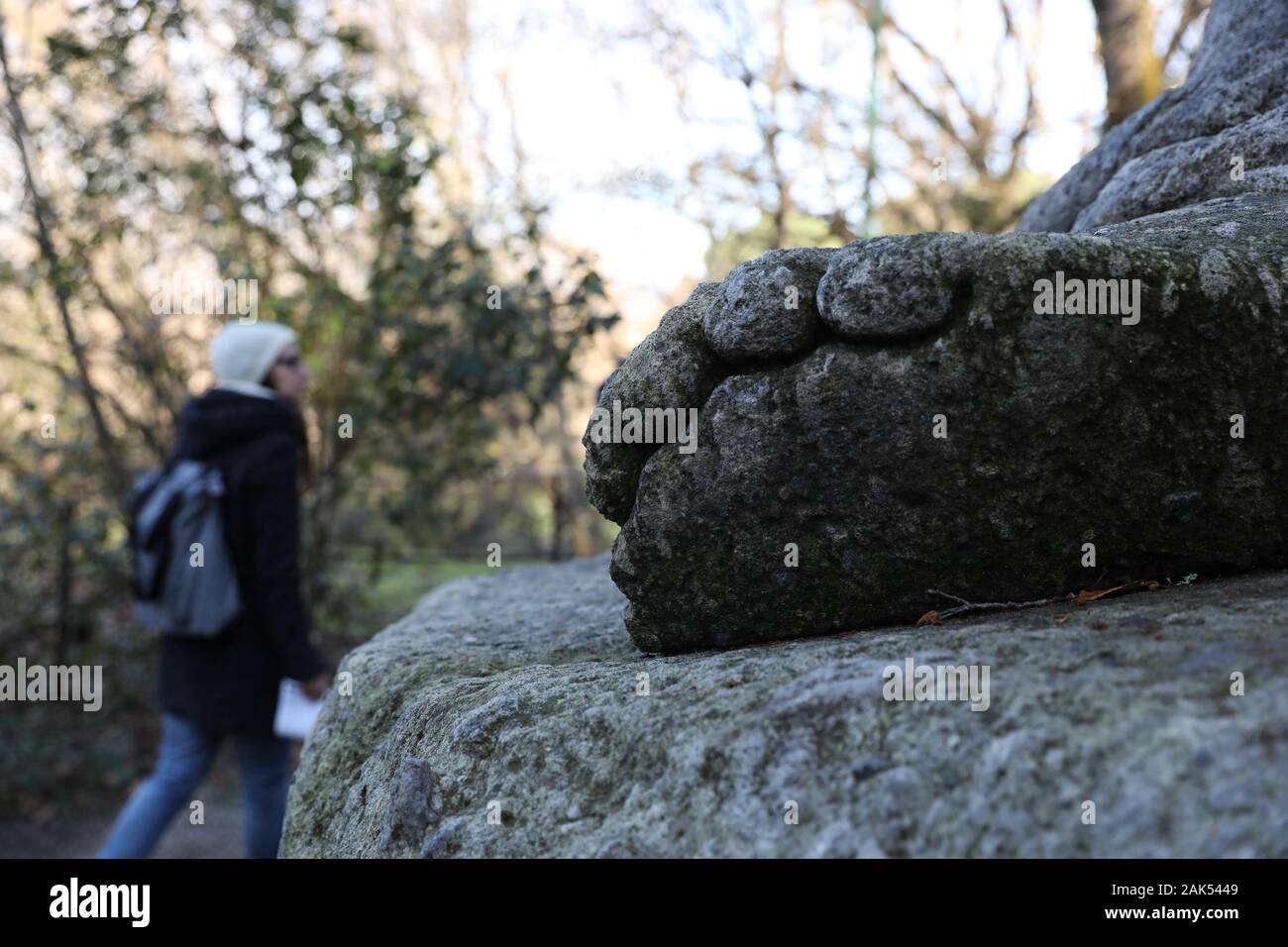 Bomarzo, Italien. 3 Jan, 2020. Eine Frau, die Spaziergänge im Park der Monster in Bomarzo, Italien, Jan. 3, 2020. Bomarzo, einem Dorf in der Region Latium am Fuße des Monte Cimino, besitzt ein einzigartiges Werk, das Haus der Wunder, auch genannt der Heilige Wald oder Park der Monster.lt wurde von Herzog von Bomarzo, Vicino Orsini konstruiert und Architekten Pirro Ligorio 1552. Dieses italieners Stil Garten folgt geometrische und Perspektive Rationalität mit Verzierungen wie breiten Terrassen, Brunnen mit Wasser spielen und Manieristischen Skulpturen. Credit: Cheng Tingting/Xinhua/Alamy leben Nachrichten Stockfoto