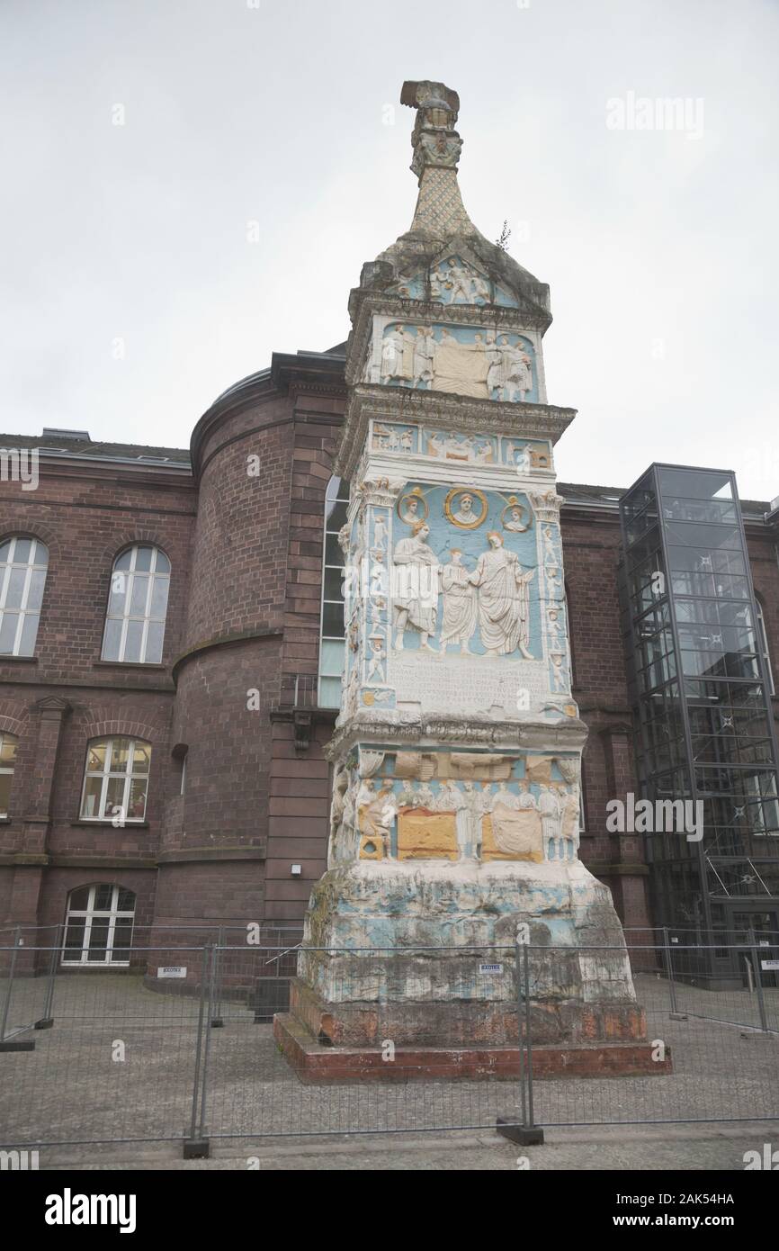 Trier: 30 Spitzwimpel der Igeler Wandregal im Innenhof des Rheinischen Landesmuseums, Mosel | Verwendung weltweit Stockfoto