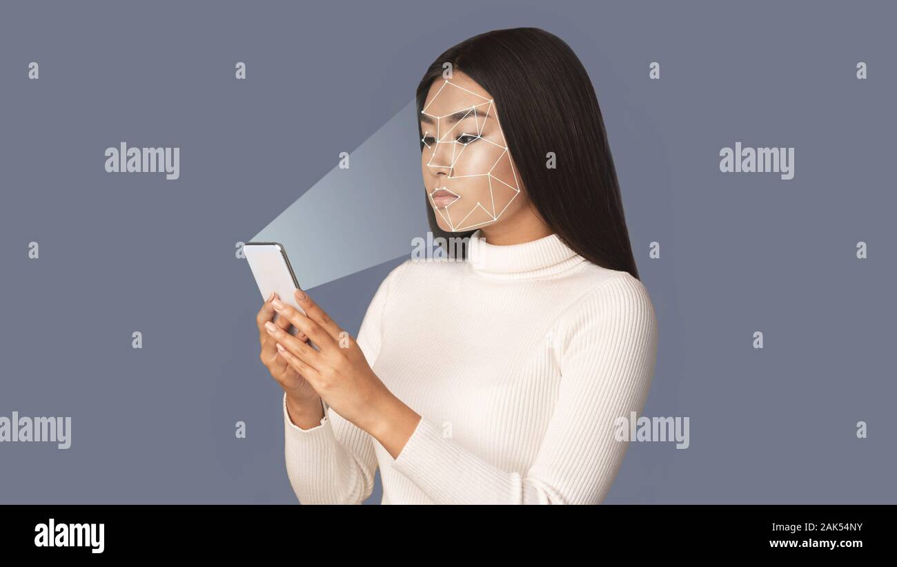Die biometrische Verifizierung. Mädchen mit Smartphone mit Face ID Recognition System, Panorama Stockfoto