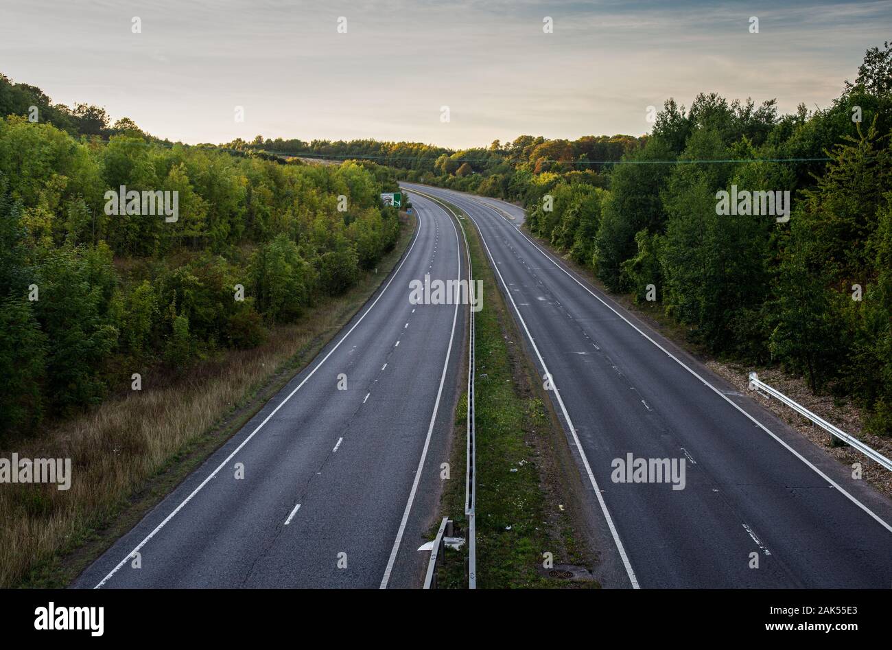 Tring, England, Großbritannien - 14 September, 2019: Die A41 Trunk Road liegt leer von Verkehr in der Nähe von East Grinstead in der Londoner Pendler Gürtel. Stockfoto