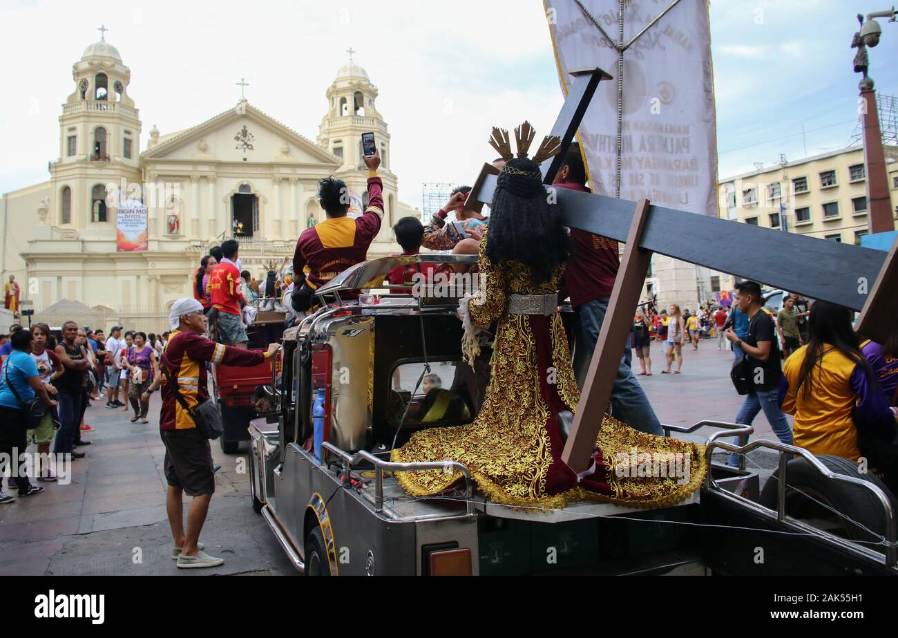 Segen für alle Replikate des Schwarzen Nazareners aus verschiedenen Teilen des Landes in Quiapo Kirche statt. Die Feier des Festes des Schwarzen Nazareners begann mit der 9-tägige Novene Massen des Schwarzen nazareners an der Quiapo Kirche aus dem 31. Dezember 2019 bis 8. Januar 2020 und wird mit der Feier der Heiligen Eucharistie hervorgehoben werden. Die schwarzen Nazareners wurde von einer unbekannten Mexikaner aus einem dunklen Holz im 16. Jahrhundert in Mexiko geschnitzt und dann auf die Philippinen transportiert im Jahre 1606. Es zeigt Jesus auf dem Weg zu seiner Kreuzigung. (Foto von Herman R. Lumanog/Pacific Press) Stockfoto