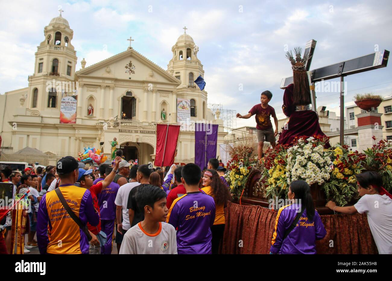 Segen für alle Replikate des Schwarzen Nazareners aus verschiedenen Teilen des Landes in Quiapo Kirche statt. Die Feier des Festes des Schwarzen Nazareners begann mit der 9-tägige Novene Massen des Schwarzen nazareners an der Quiapo Kirche aus dem 31. Dezember 2019 bis 8. Januar 2020 und wird mit der Feier der Heiligen Eucharistie hervorgehoben werden. Die schwarzen Nazareners wurde von einer unbekannten Mexikaner aus einem dunklen Holz im 16. Jahrhundert in Mexiko geschnitzt und dann auf die Philippinen transportiert im Jahre 1606. Es zeigt Jesus auf dem Weg zu seiner Kreuzigung. (Foto von Herman R. Lumanog/Pacific Press) Stockfoto