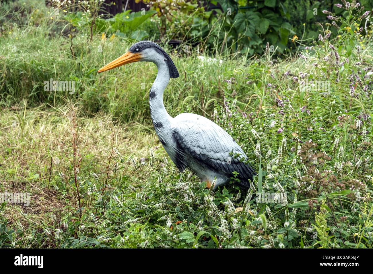 Plastikreiher im Garten Deutschland Plastikvogel Stockfoto