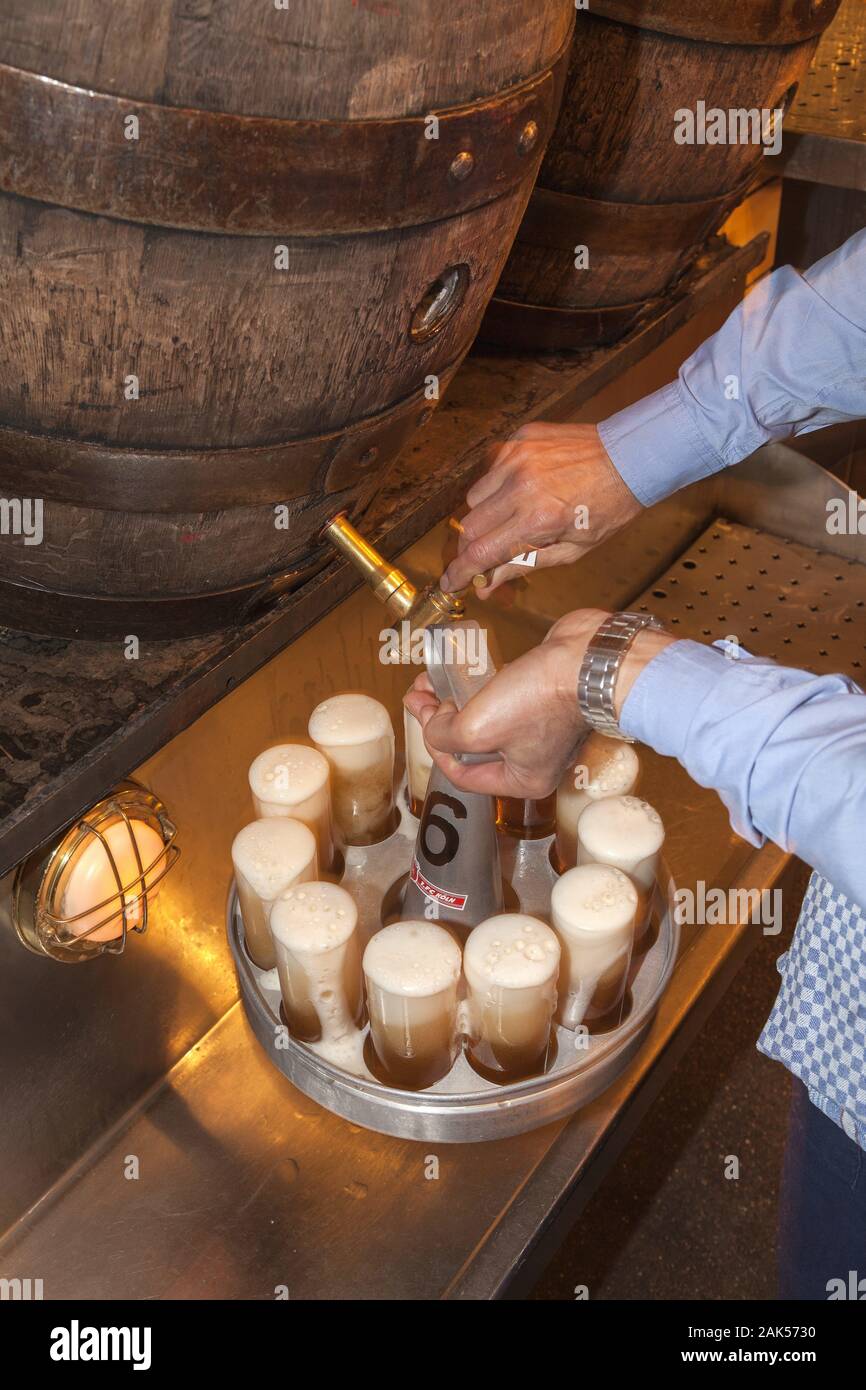 Koeln: Kölsch vom Fass im Brauhaus Paeffgen in der Altstadt, Rhein | Verwendung weltweit Stockfoto