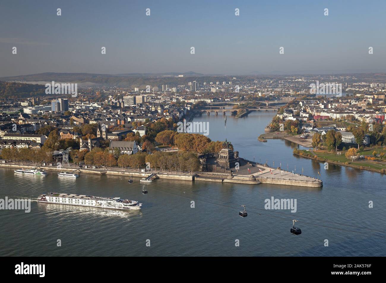 Blick auf Koblenz und das Deutsche Eck mit dem Zusammenfluss von Mosel und Rhein, Rhein | Verwendung weltweit Stockfoto