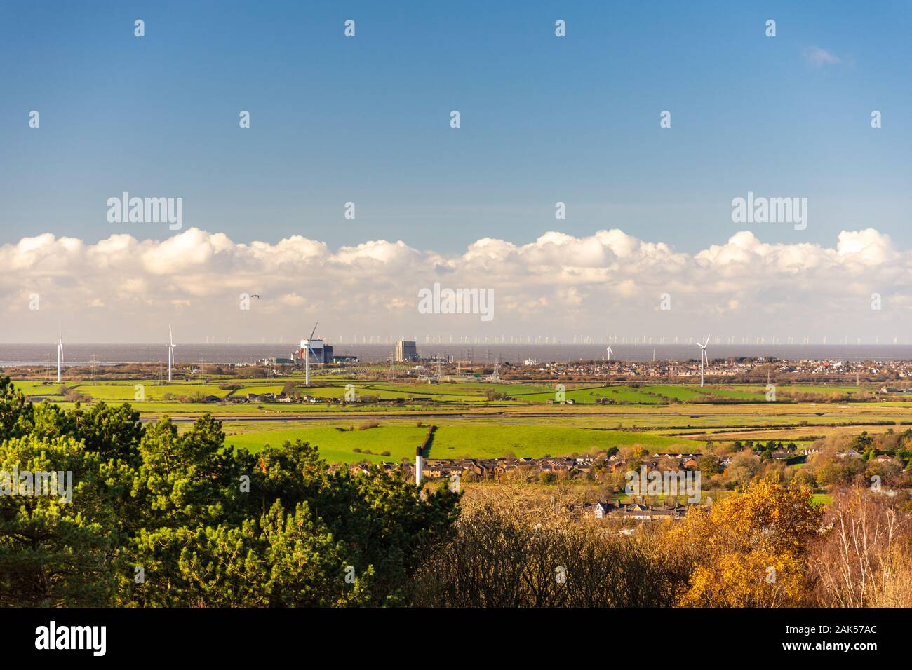 Heysham Kernkraftwerk und westlich von duddon Sands Windpark dominieren die Skyline von Morecambe Bay ab Williamson Park in Lancaster gesehen. Stockfoto